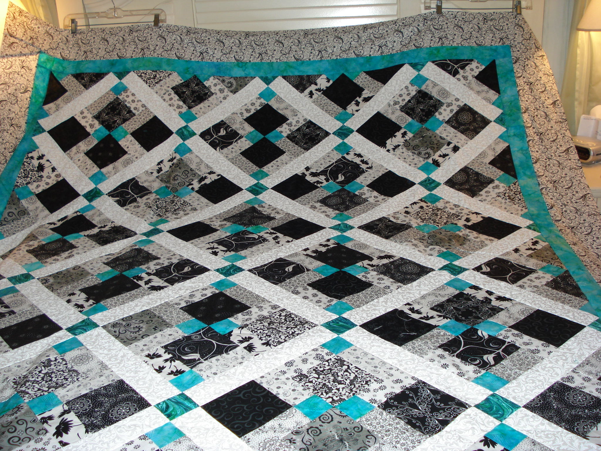 disappearing nine patch quilt pattern black white